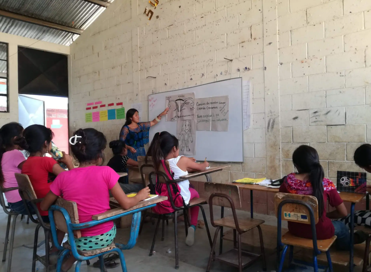  En Alta Verapaz hay iniciativas como las de Naleb’Ak, en Chisec, que busca disminuir los embarazos y uniones tempranas. Cortesía Naleb’ Ak. 